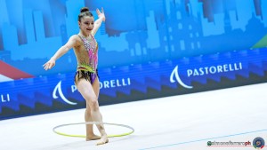 aa q guyumjian lily arm ph simone ferraro sfa07939 copia